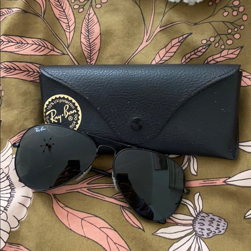 Black aviator raybans